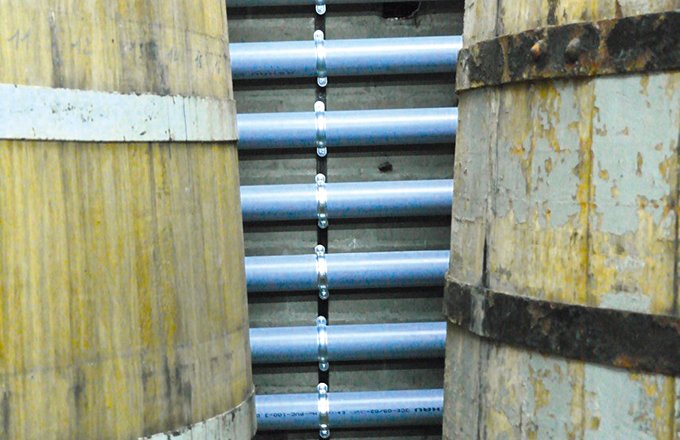 Les tubes fixés au mur par Olivier Sauvaitre pour ranger ses tuyaux sont en PVC de type « gouttière à eau pluviale ». © O. Sauvaitre
