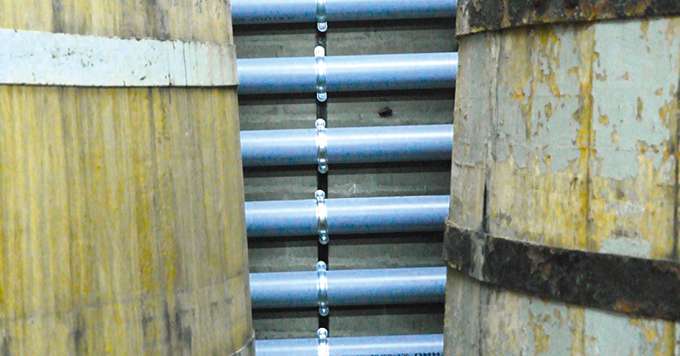 Les tubes fixés au mur par Olivier Sauvaitre pour ranger ses tuyaux sont en PVC de type « gouttière à eau pluviale ». © O. Sauvaitre