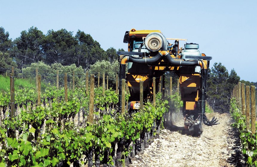 Des vignerons choisissent d’arrêter  les produits phytosanitaires classés les plus nocifs pour la santé et l’environnement. © F. Pierrel/pixel image