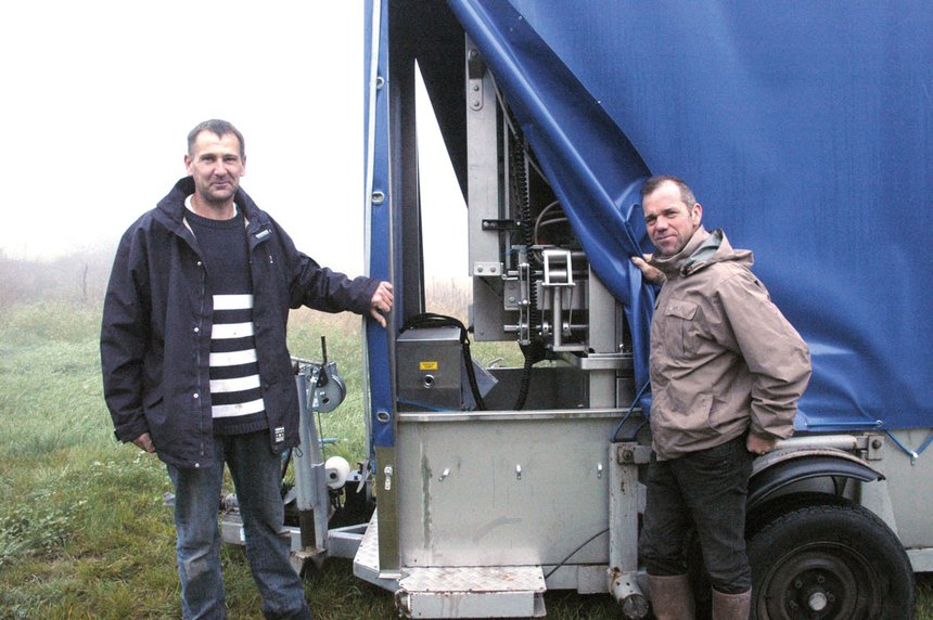 Pascal Mathouret et Emmanuel Barou embouteillent la quasi-totalité de leur production avec le matériel en Cuma. © I. Aubert/pixel image