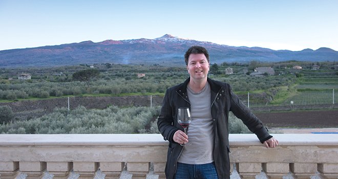 Alder Yarrow, le blogger américain derrière vinography.com, est basé en Californie. Il est aussi l’auteur du livre « The Essence of Wine », qui met en valeur les arômes du vin grâce à de magnifiques photos. DR