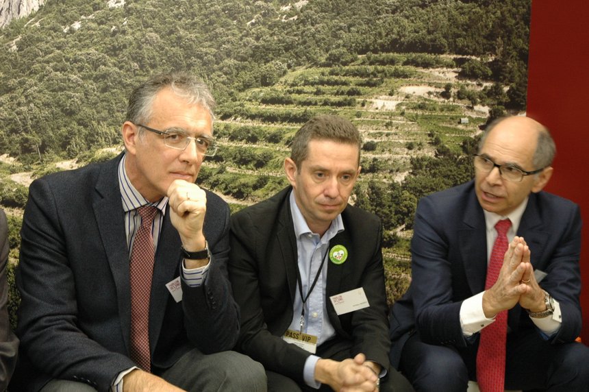 De gauche à droite : Christophe Riou, directeur adjoint de l’IFV, Jérôme Despey, président du conseil spécialisé vins de FranceAgriMer, et Jean-Marie Barillère, président du CNIV, lors du Salon de l’agriculture. Photo : O. Lévêque/Pixel Image