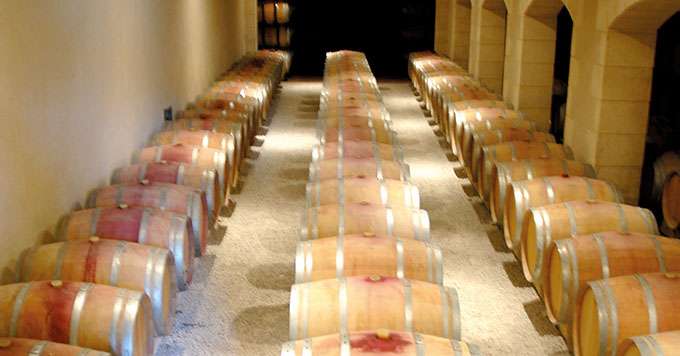 Le coût de revient d’un produit est la somme des coûts des étapes d’élaboration par lesquelles il est passé. En viticulture, cela signifie prendre en compte les ateliers de production du raisin, de vinification et d’élevage, de conditionnement et de commercialisation, etc. La vinification doit par exemple considérer l’étape d’élevage lorsqu’il y en a, car si le vin en question est élevé plusieurs mois en fûts, il faut estimer les charges ou l’amortissement des fûts sur la durée d’élevage. Photo : S. Simonin