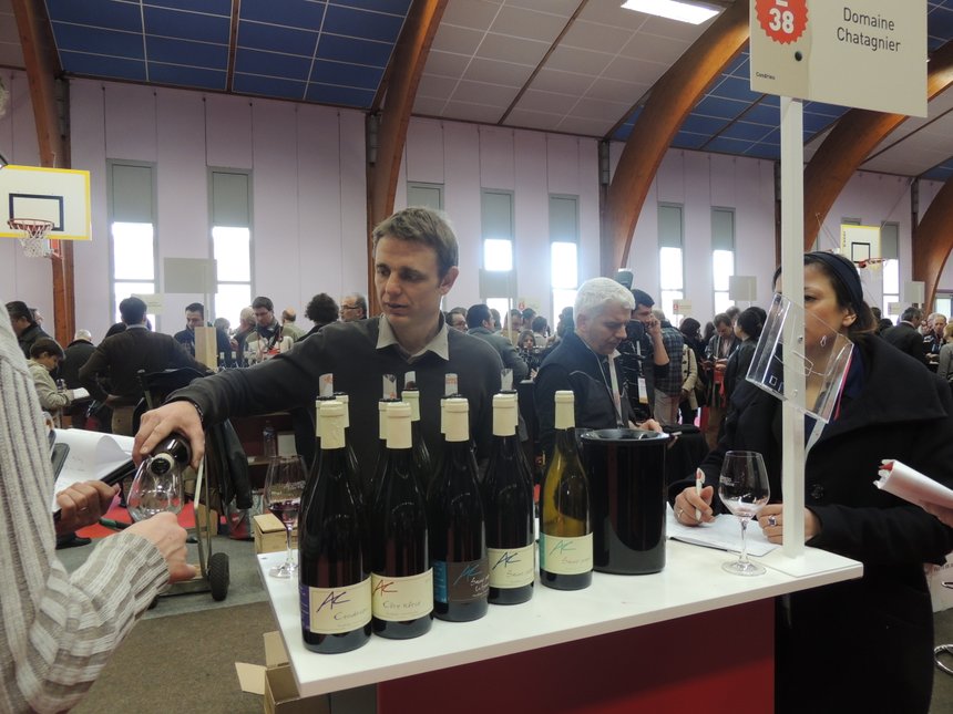 Aurélien Chatagnier, vigneron au domaine eponyme, propose ses vins à la dégustation lors de Découvertes en Vallée du Rhône 2013. Crédit photo : Audrey Domenach / Pixel image