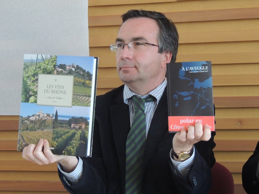 Arnaud Pignol, directeur d'InterRhone, présente deux livres sur les vins de la vallée du Rhône. Crédit photo : Audrey Domenach / Pixel Image
