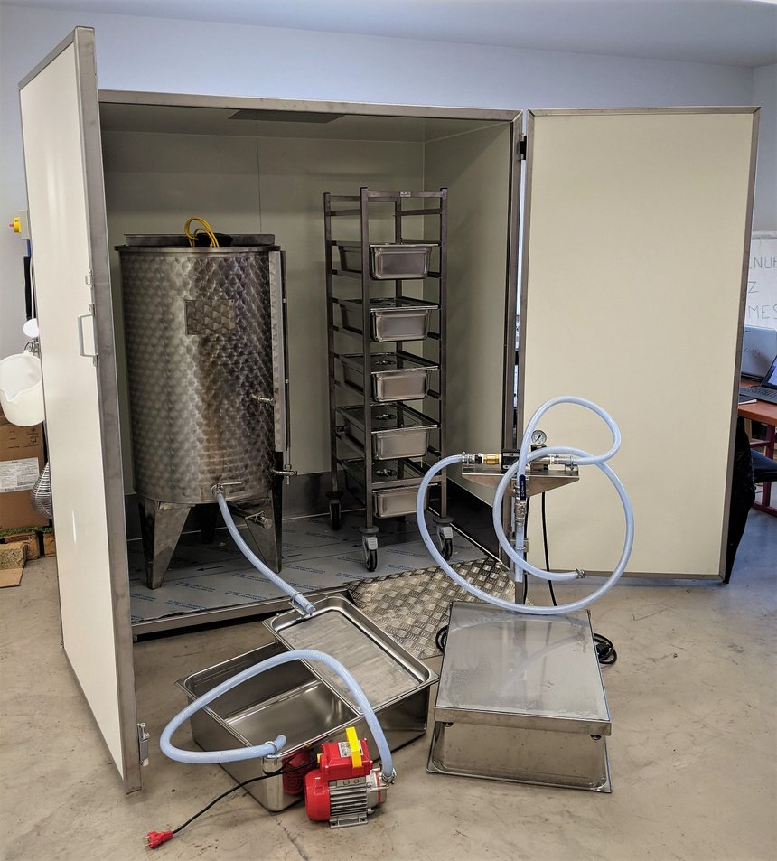 L’unité de fermentation de lifofer en inox est installée dans une armoire isotherme (ici, le grand modèle).