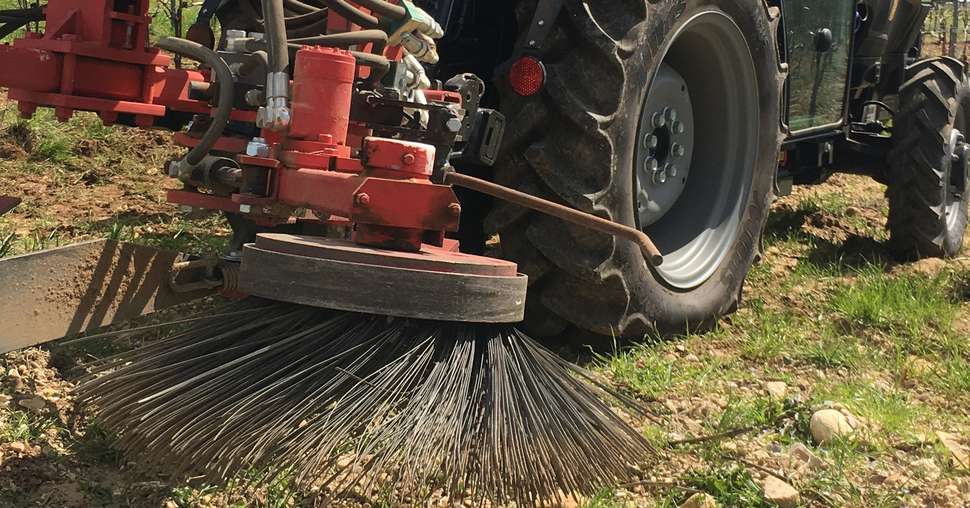 Axema a mené une étude sur la capacité industrielle à assurer une transition du désherbage systémique à base de glyphosate vers des modes de désherbage alternatifs, principalement mécaniques, en vigne et arboriculture à court terme 3 à 6 mois
