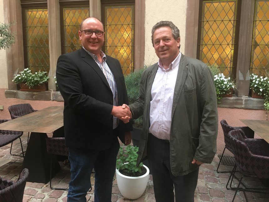 Hervé Schwendenmann (à gauche), succède à Jacques Cattin à la présidence du syndicat des producteurs de crémant d’Alsace