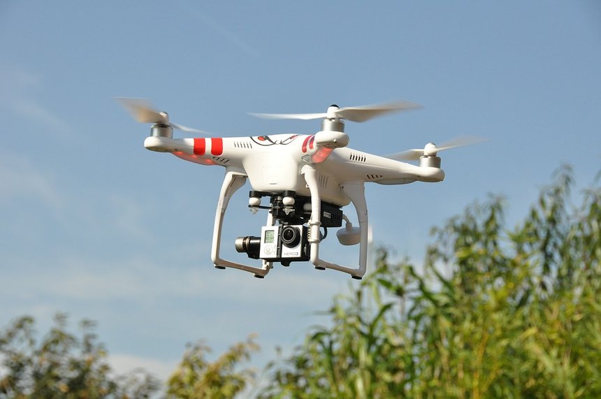 des drones pour pulvériser des produits phytos dans les vignes sont testés en Suisse