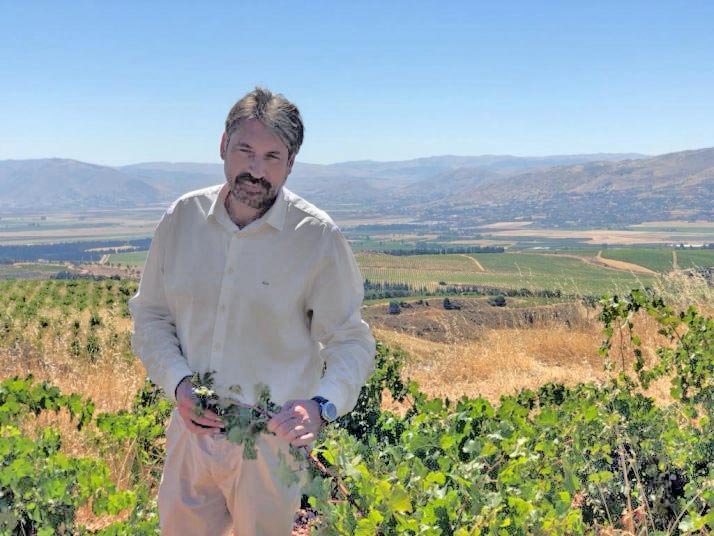 Au Liban, à 1000 mètres d’altitude, s’étendent les 300 ha de vignes du château Kefraya. Fabrice Guiberteau est le directeur technique de cette propriété familiale qui se singularise par la mise en avant des terroirs et des cépages.