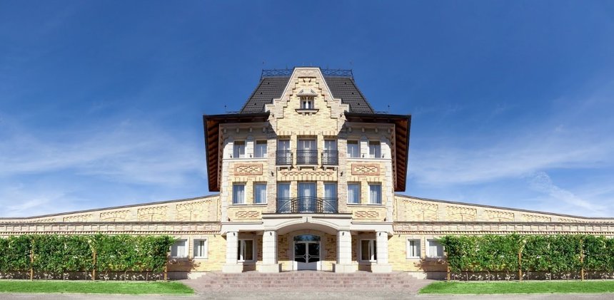 Château Chizay fondé en 1995 par Hugo Gutman en est incontestablement le leader et la locomotive de Zacarpathia