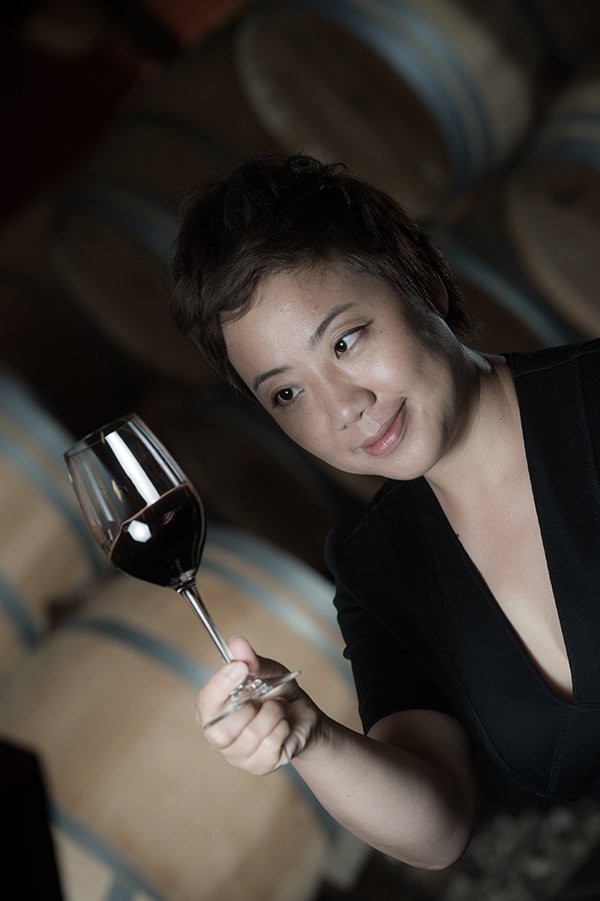 L'Agence Fleurie nous propose de découvrir le portrait de Lina Fan, Chinoise directrice des Vignobles des 4 Vents à Margaux et chef d'entreprise en série. 