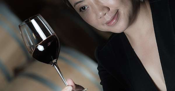 L'Agence Fleurie nous propose de découvrir le portrait de Lina Fan, Chinoise directrice des Vignobles des 4 Vents à Margaux et chef d'entreprise en série.