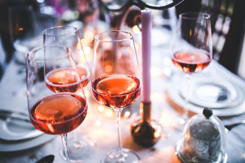 En France les ventes de vin rosé dépassent le vin blanc dans tous les secteurs (en grandes surfaces, chez les cavistes comme les restaurateurs).  Photo : DR