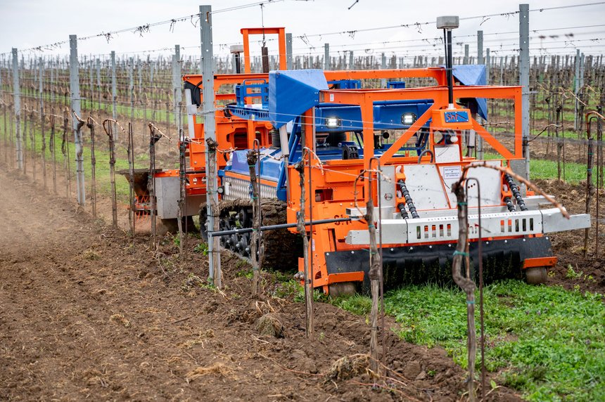 Le robot pour vignes et vergers Slopehelper distribué en France