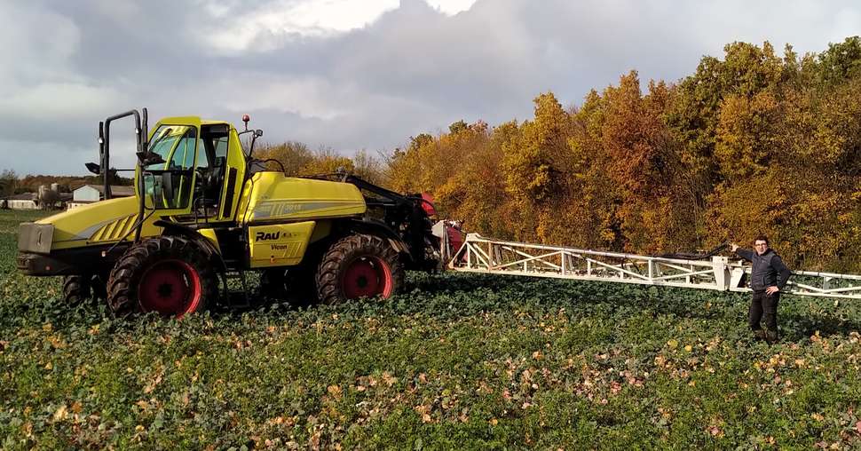 Gaël Ranger, agriculteur en Charente-Maritime, a installé un système de hauteur de rampe automatique à ultrasons sur son pulvérisateur