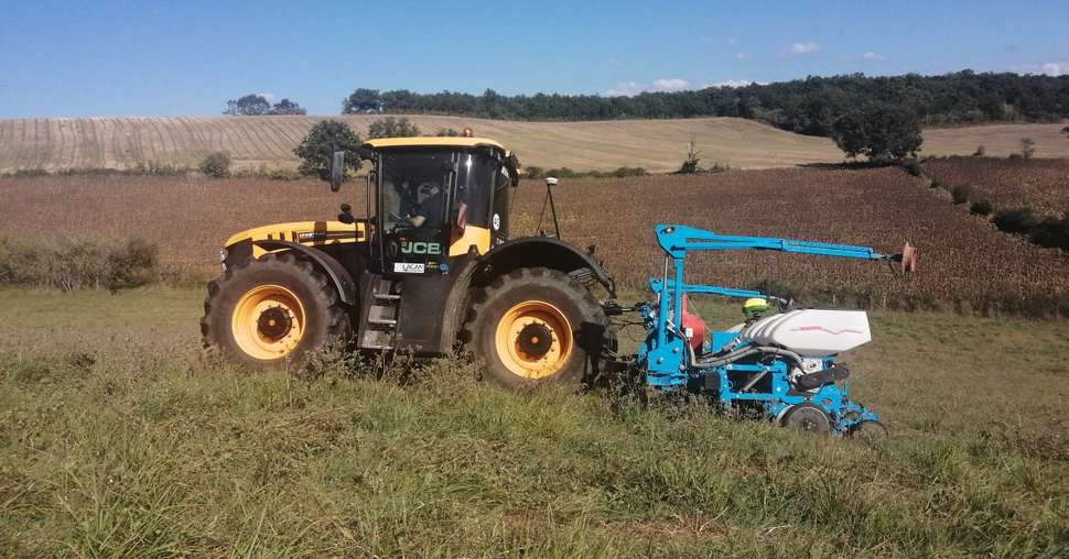 JCB : plus de précision du guidage RTK des tracteurs dans les dévers.