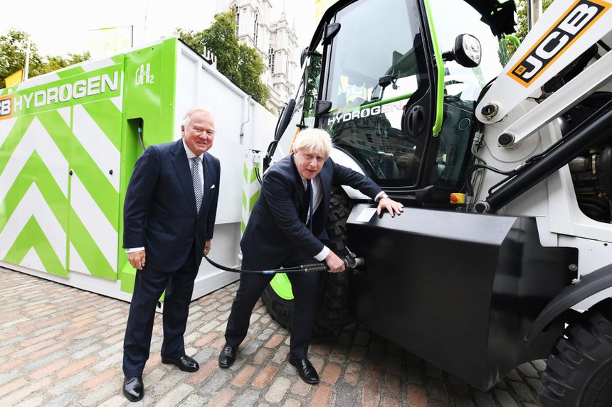 JCB a présenté des engins dotés de moteur à hydrogène, lors d'un événement au centre de Londres, auquel participait le Premier ministre, Boris Johnson (à droite).  