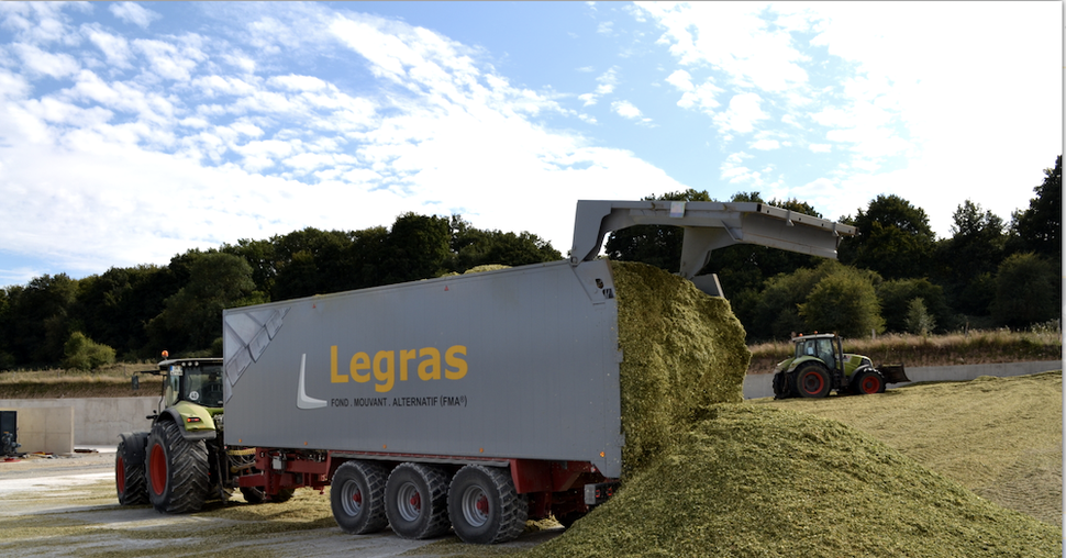 Un retour à l'agricole avec une remorque à fond poussant alternatif.