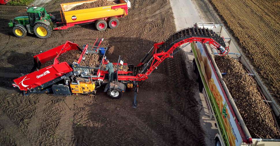 Le Field Loader béneficie d’une plage de pivotement de 120°.© Dewulf