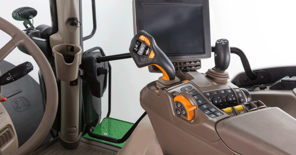 CommandPRO est disponible pour tous les tracteurs de la série 6R. © John Deere
