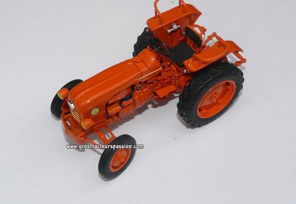 Tracteur Miniature Renault D22 échelle 1/32 – UNIVERSAL HOBBIES UH2676, Métal Et Plastique