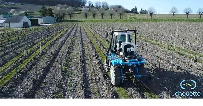 La société Chouette propose de surveiller l'état sanitaire des vignes grâce à des caméras installées sur les tracteurs. Photos : Chouette