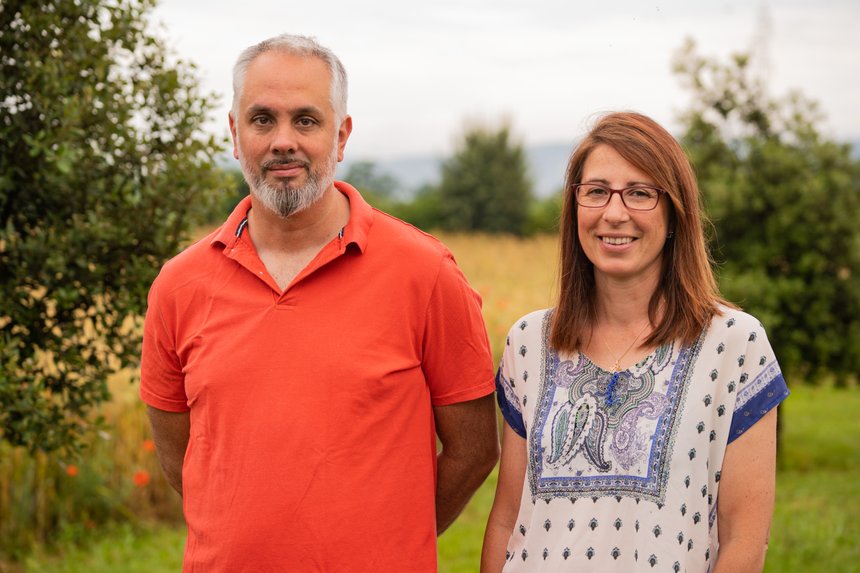 Aurélie Roux, aidée par son compagnon et son père, a choisi d'autoconstruire ses cellules de séchage et de stockage.