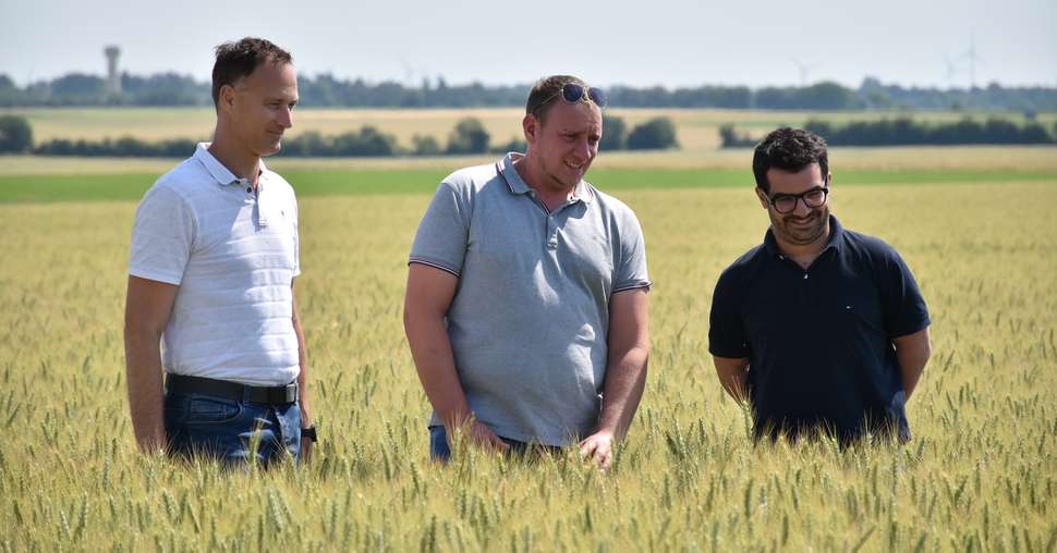 De gauche à droite: Cédric Clochard, Kévin Bouquet, agriculteur utilisateur d'AlgoMel Push, et François Bienaimé. Crédit photo: O. Lévêque