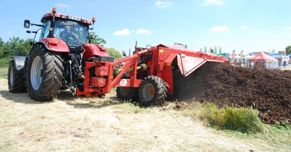 Le fumier et le compost du même fumier agissent différemment sur le sol. Le premier alimente la matière organique libre tandis que le second favorise la création de matière organique liée. ©&nbsp;Pixel6TM