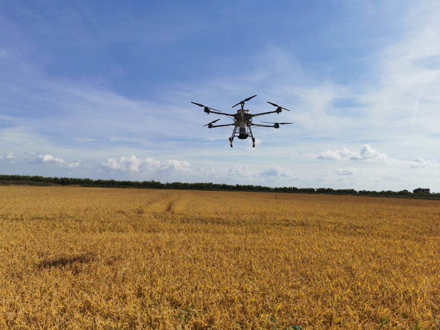 Au-delà de l'imagerie, le drone peut réaliser des actions de semis ou d'épandage dans les champs. Crédit photo: Drone Engineering