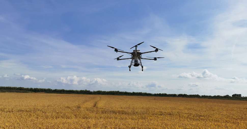 Au-delà de l'imagerie, le drone peut réaliser des actions de semis ou d'épandage dans les champs. Crédit photo: Drone Engineering