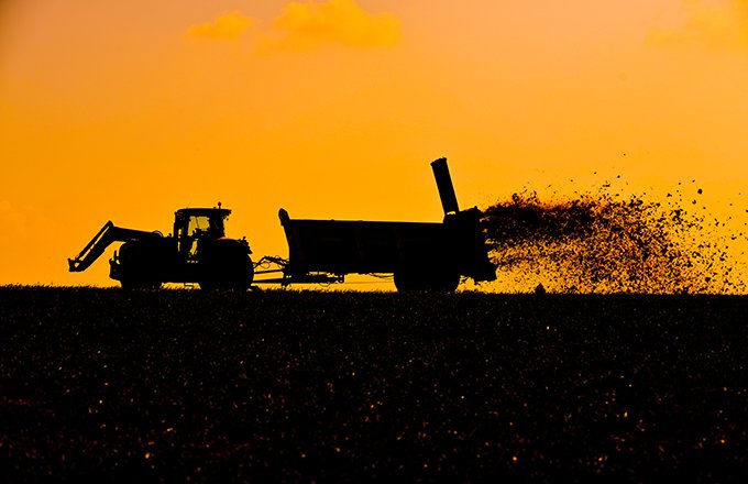 Le règlement européen 2019/1009 harmonise la mise en marché des fertilisants et biostimulants au niveau européen. Crédit: JeanLuc/Adobe Stock