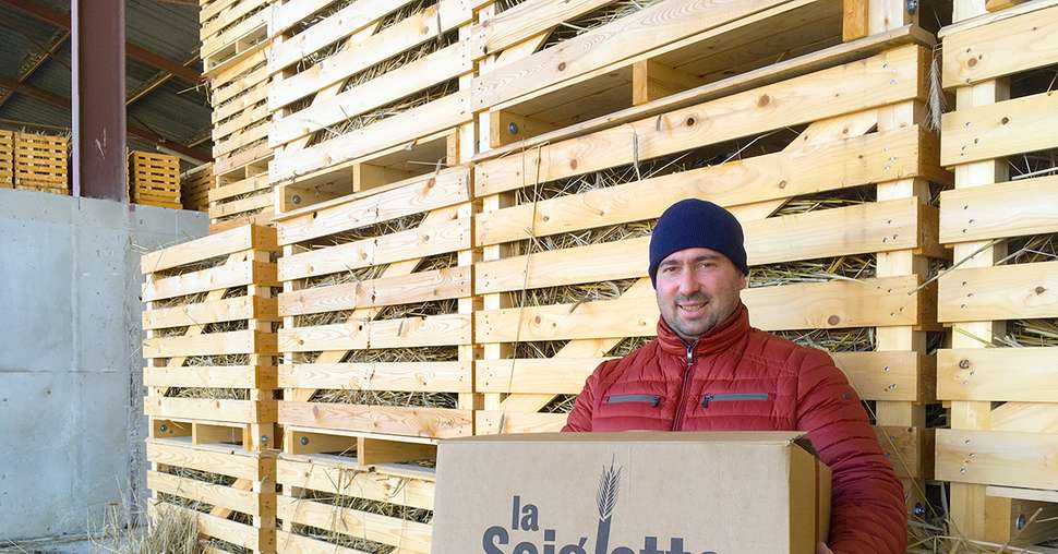 Alain Lamorlette s'est lancé dans la production de seigle biologique et la transformation de pailles à boire. Credit Mathieu LECOURTIER / Média&amp;Agriculture