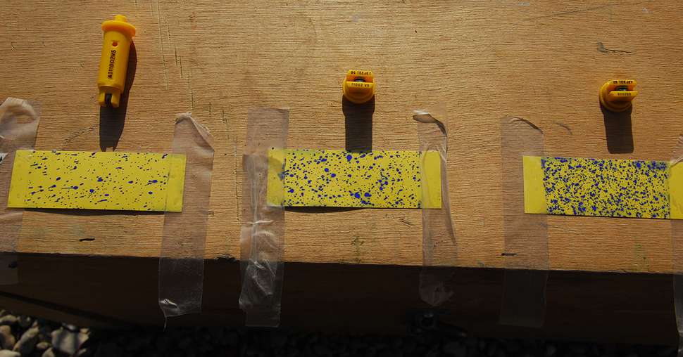 Le papier hydrosensible reste l'outil le plus simple pour vérifier la qualité de pulvérisation d'une buse. crédit : M. Lecourtier/Média&Agriculture
