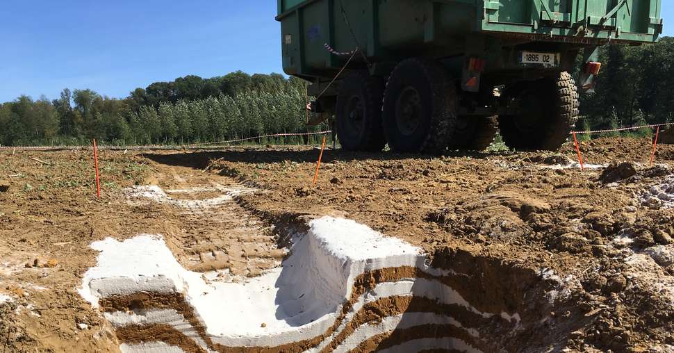 Tassement du sol par une benne. Crédit photo : Mathieu Lecourtier/Média&amp;Agriculture 