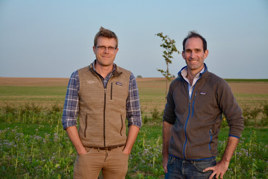De gauche à droite : Nicolas Verschuere, co-fondateur de l’entreprise de conseil agronomique Soil Capital, et Chuck de Liedekerke, CEO et cofondateur de la société.