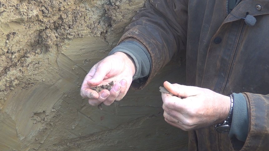 Toucher un sol permet de déterminer si l’on est en présence de terre mouillée ou humide. Crédit : Mathieu LECOURTIER / Média&amp;Agriculture