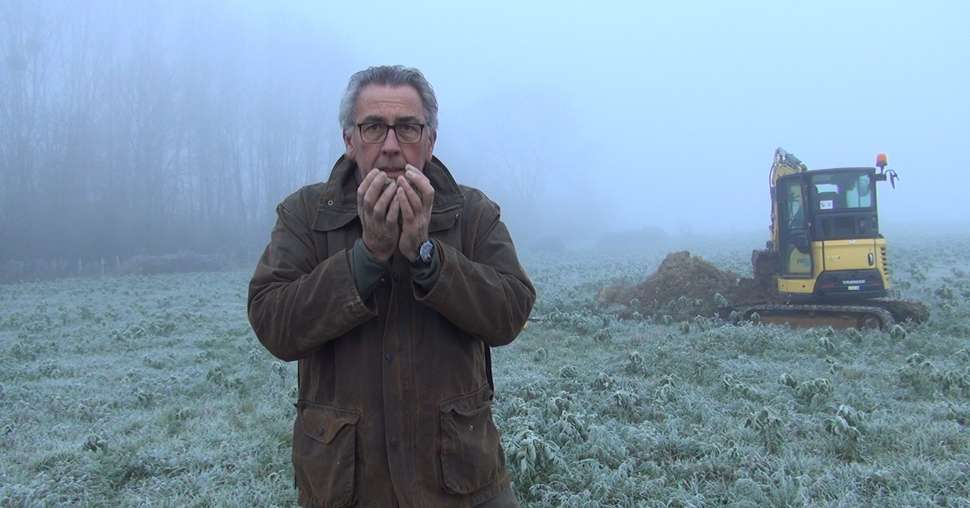 Pour Christophe Frébourg, le premier réflexe est de sentir son sol. Crédit : Mathieu Lecourtier / Média&Agriculture