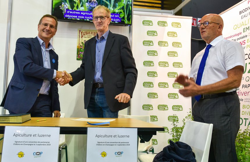 Les producteurs de luzerne et les apiculteurs de la Marne ont signé une convention lors de la foire de Châlons-en-Champagne. DR