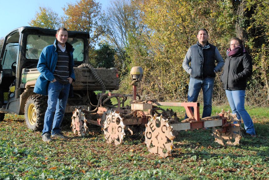 De gauche à droite : Maxime Bujon et Lionel Machet, agriculteurs, accompagnés sur Fertilio e-RM par Éva Béjaud, référent expert services chez Terrena. Photo O.Lévêque/Pixel Image