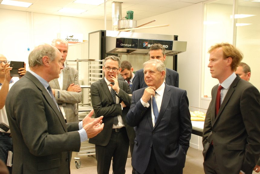Le ministre a profité de sa venue pour visiter le laboratoire CGAC de la Scael. © A.Lambert/Pixel Image