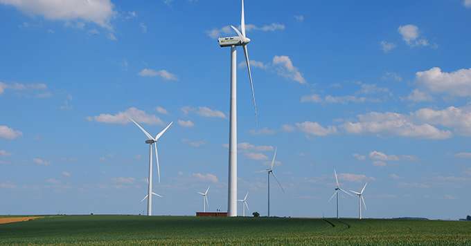 Des éoliennes contre des bandes enherbées et des haies. © M. Lecourtier / Pixel image