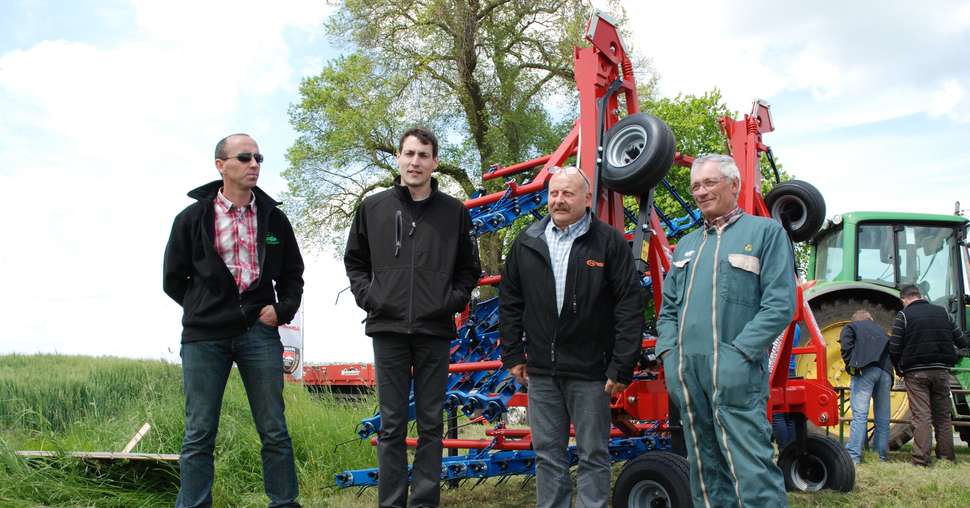 De gauche à droite : Jérôme Caillé administrateur Terrena Poitou, Cyril Bigot conseiller agronomie, Philippe Villain président Terrena Poitou et l'agriculteur chez qui a eu lieu la journée technique. Photo O. Lévêque/Pixel Image