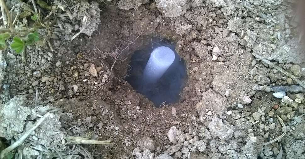 Bâtonnet de glace carbonique dans trou de campagnol. © APM Deshy