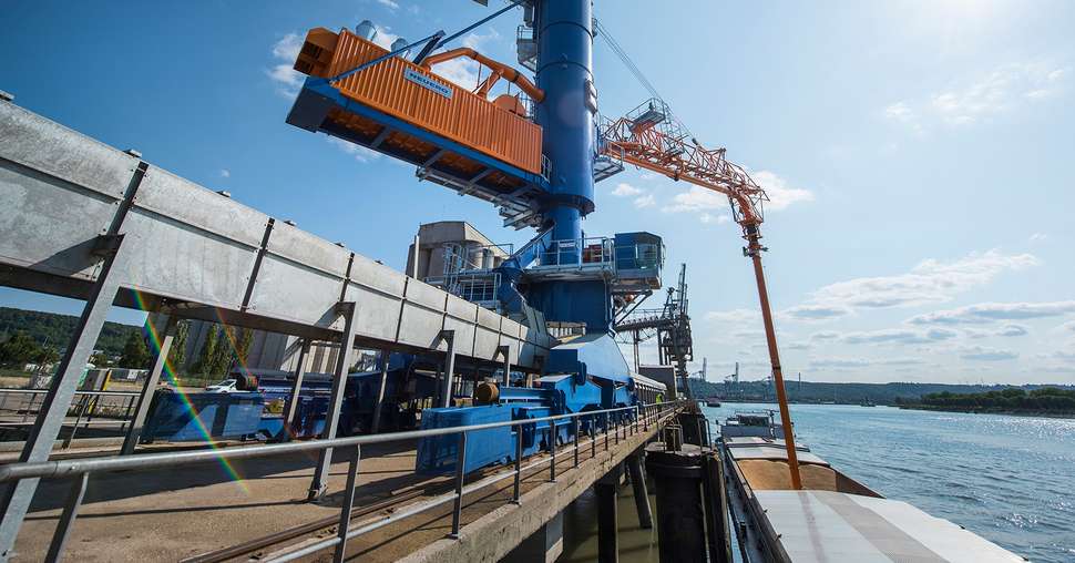 Crédit Sénalia. Grâce aux investissements réalisés sur les portiques de déchargement en 2015. La capacité de déchargement de Sénalia a été portée à  10 000 t/jour.
