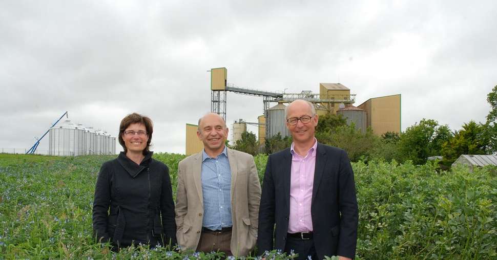 Béatrice Dupont, Pierre Weill et Stéphane Deleau devant l'usine Valorex de Combourtillé. Photo : N. Tiers/Pixel image