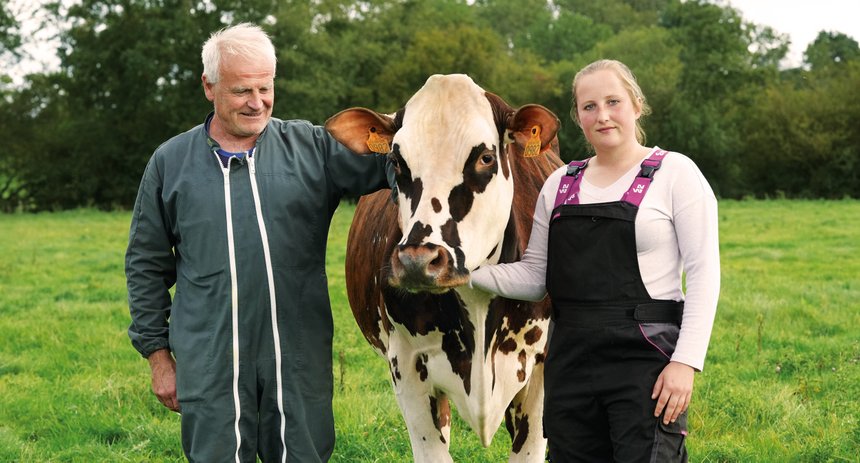 Lucie et Francois Foucault avec Oreillette, la vache égérie du prochain Salon de l’agriculture. © PPARCHET/SIA2024