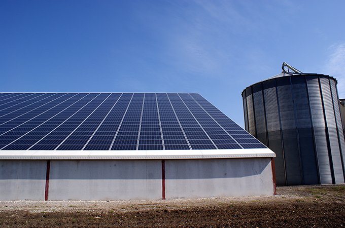 Malgré le fort engouement pour l'agrivoltaïsme, la production photovoltaïque en toiture offre toujours des opportunités. Crédit: Art Photo Picture/Adobe Stock