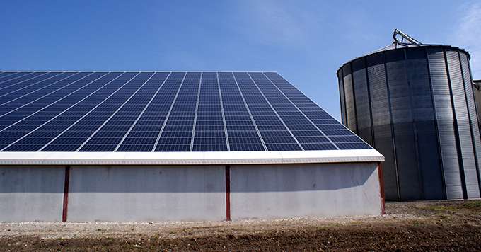 Malgré le fort engouement pour l'agrivoltaïsme, la production photovoltaïque en toiture offre toujours des opportunités. Crédit: Art Photo Picture/Adobe Stock